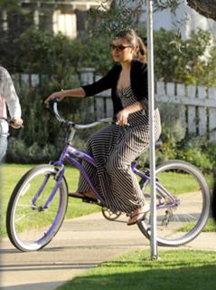 Mila Kunis feet photo thumbnail