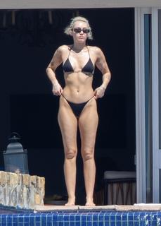 Miley Cyrus feet photo thumbnail