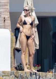 Miley Cyrus feet photo thumbnail