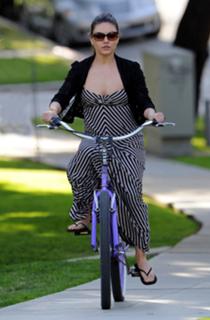 Mila Kunis feet photo thumbnail