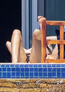 Miley Cyrus feet photo thumbnail