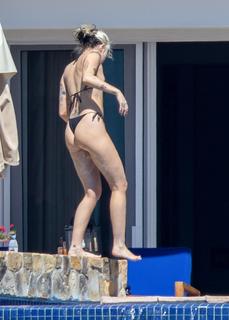 Miley Cyrus feet photo thumbnail