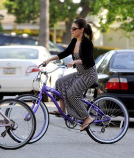 Mila Kunis feet photo thumbnail