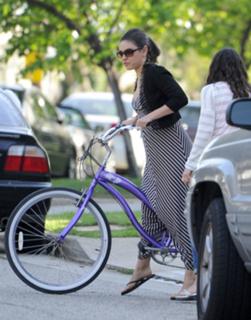 Mila Kunis feet photo thumbnail