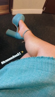 Larissa Manoela feet photo thumbnail