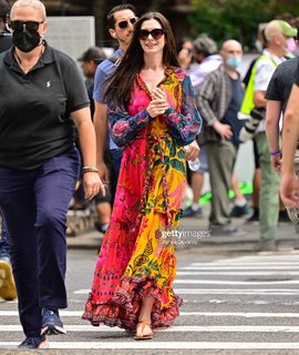 Anne Hathaway feet photo thumbnail