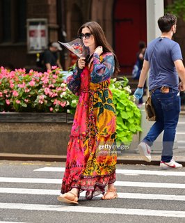 Anne Hathaway feet photo thumbnail