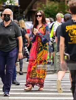 Anne Hathaway feet photo thumbnail