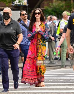 Anne Hathaway feet photo thumbnail