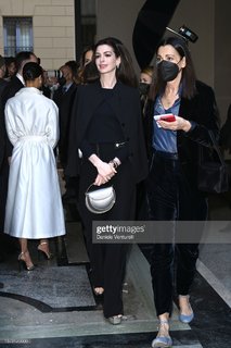 Anne Hathaway feet photo thumbnail