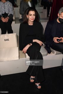 Anne Hathaway feet photo thumbnail