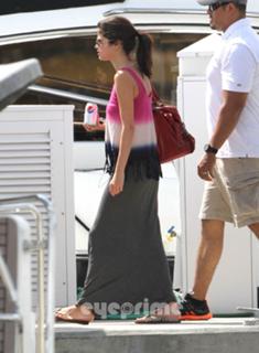 Selena Gomez feet photo thumbnail
