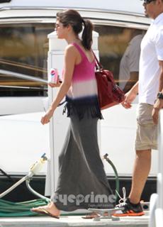 Selena Gomez feet photo thumbnail