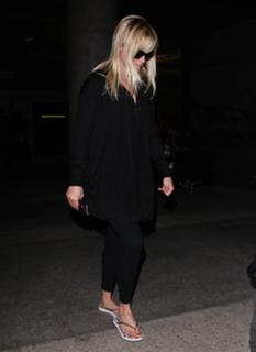 Reese Witherspoon feet photo thumbnail