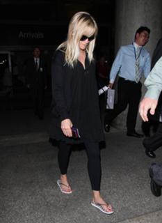 Reese Witherspoon feet photo thumbnail