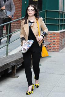 Michelle Trachtenberg feet photo thumbnail