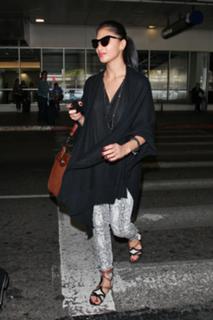 Nicole Scherzinger feet photo thumbnail