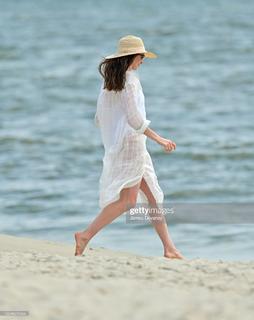 Anne Hathaway feet photo thumbnail