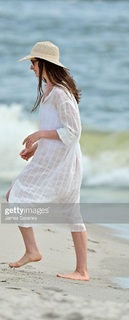 Anne Hathaway feet photo thumbnail