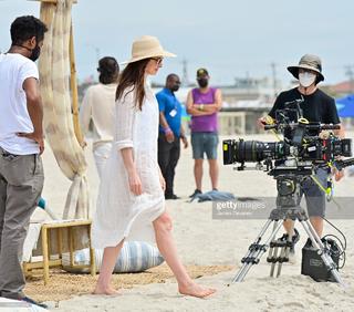 Anne Hathaway feet photo thumbnail