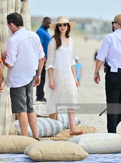 Anne Hathaway feet photo thumbnail