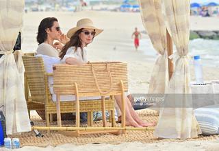 Anne Hathaway feet photo thumbnail