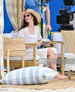 Anne Hathaway feet photo thumbnail