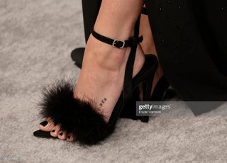 Emily Osment feet photo thumbnail