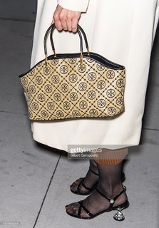 Katie Holmes feet photo thumbnail