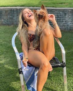 Carla Diaz feet photo thumbnail