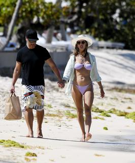 Alessandra Ambrosio feet photo thumbnail