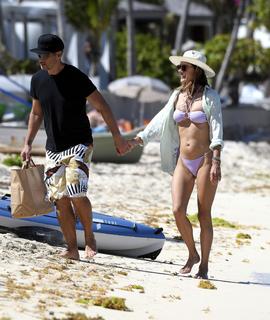 Alessandra Ambrosio feet photo thumbnail
