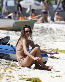 Alessandra Ambrosio feet photo thumbnail
