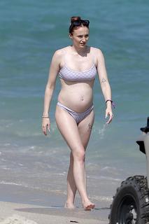 Sophie Turner feet photo thumbnail