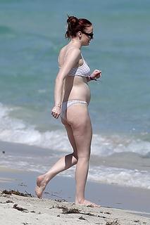 Sophie Turner feet photo thumbnail