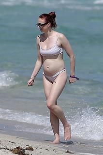 Sophie Turner feet photo thumbnail