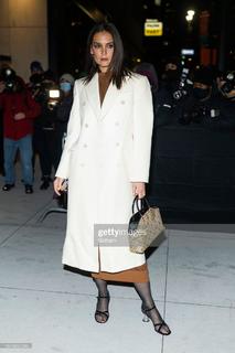 Katie Holmes feet photo thumbnail