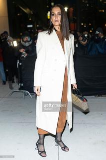 Katie Holmes feet photo thumbnail