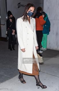 Katie Holmes feet photo thumbnail