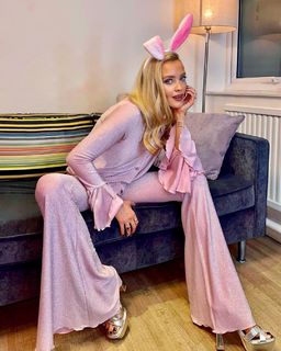 Laura Whitmore feet photo thumbnail