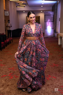 Aditi Rao Hydari feet photo thumbnail