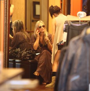 Molly Sims feet photo thumbnail