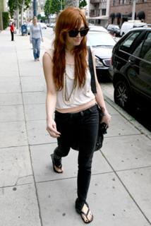 Ashlee Simpson feet photo thumbnail