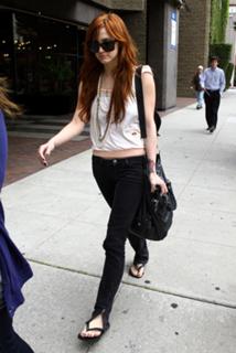 Ashlee Simpson feet photo thumbnail