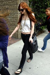 Ashlee Simpson feet photo thumbnail