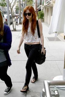 Ashlee Simpson feet photo thumbnail