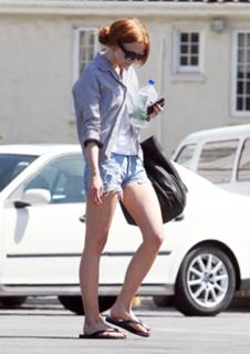 Ashlee Simpson feet photo thumbnail