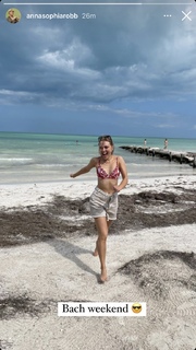 AnnaSophia Robb feet photo thumbnail