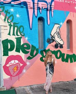 Peyton List feet photo thumbnail