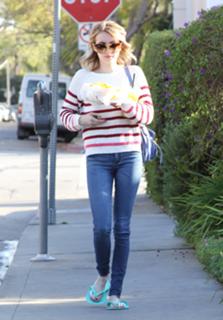 Emma Roberts feet photo thumbnail